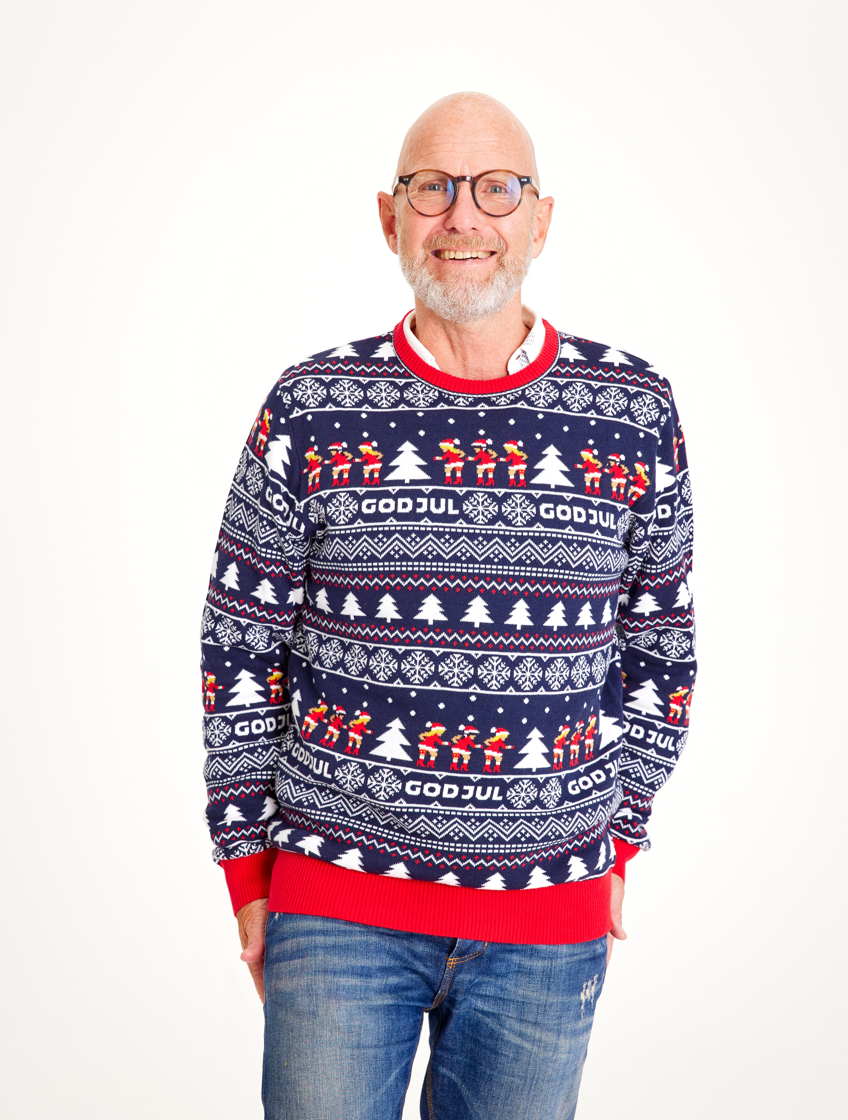 Un homme portant un pull bleu à motifs de Noël.