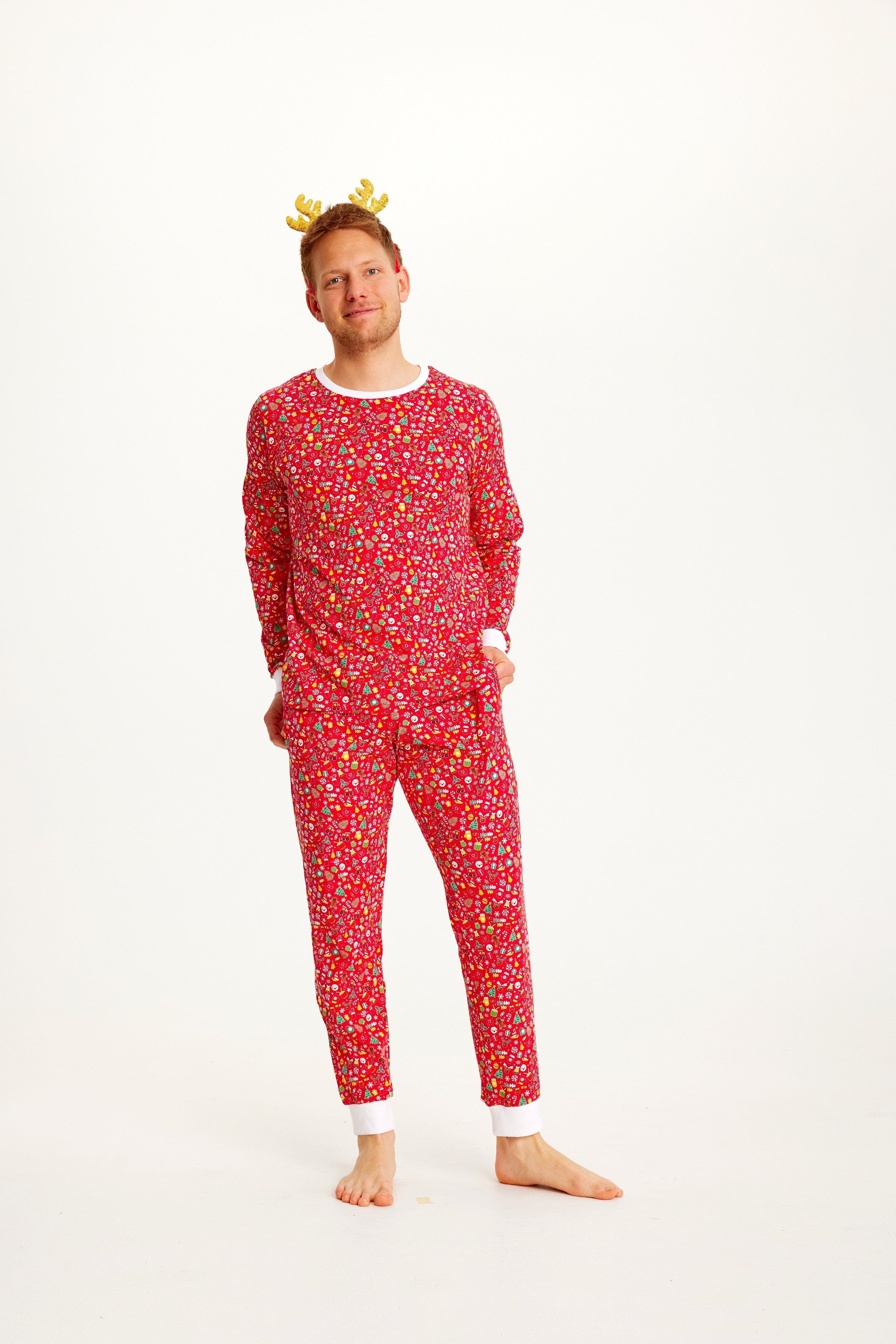 Un homme portant un pyjama de Noël rouge.