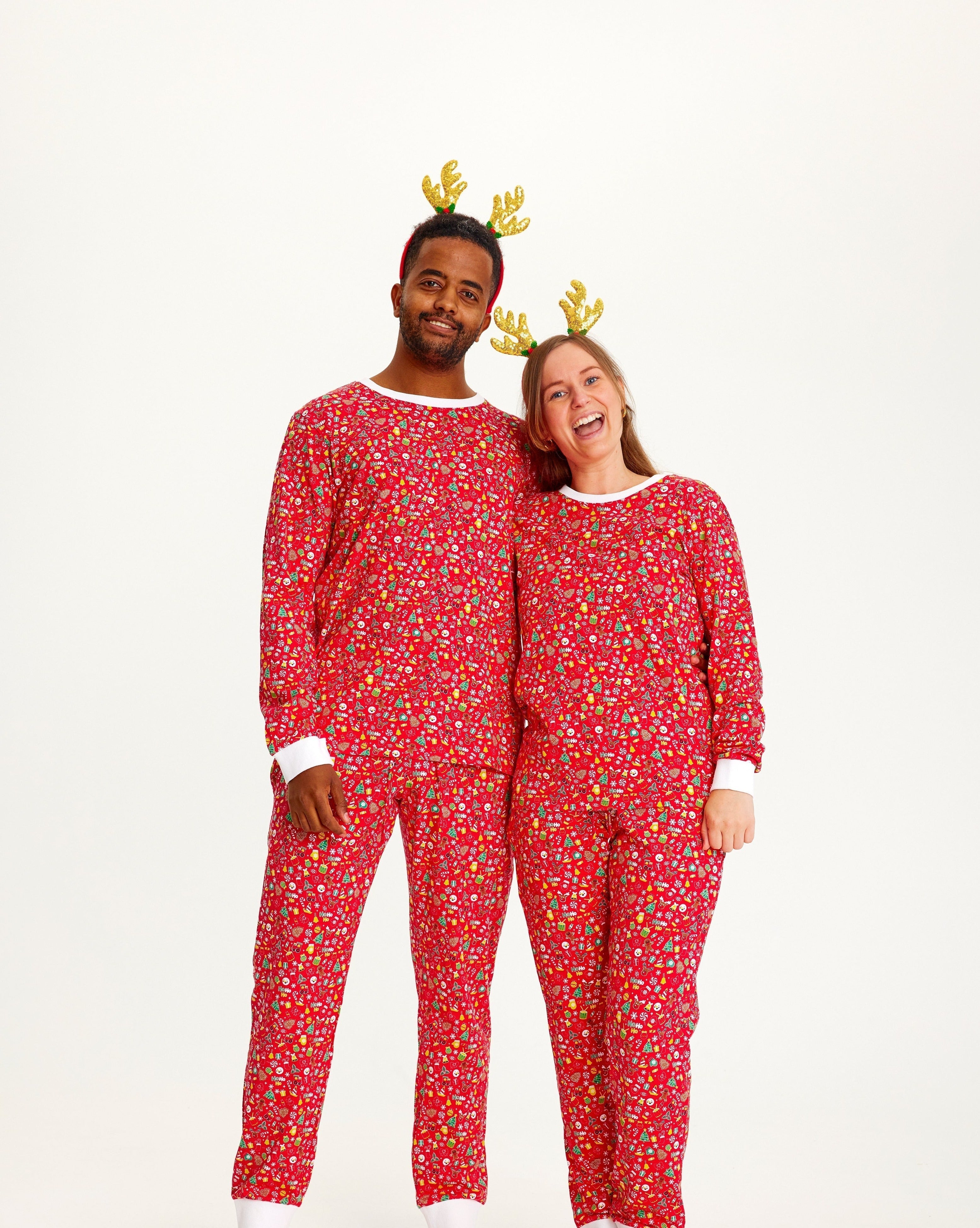 Un couple portant un pyjama de Noël rouge.