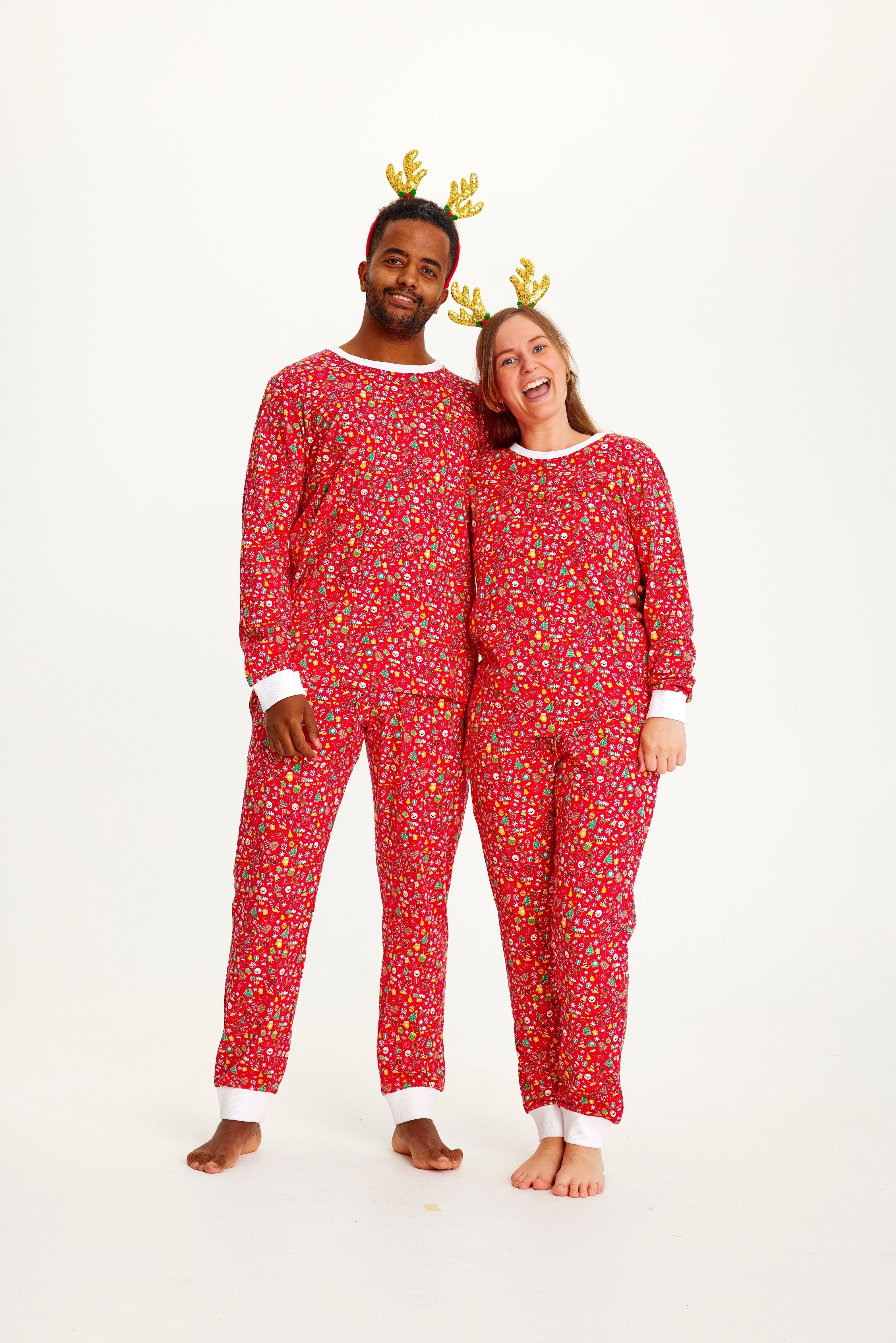 Un couple portant un pyjama de Noël rouge.