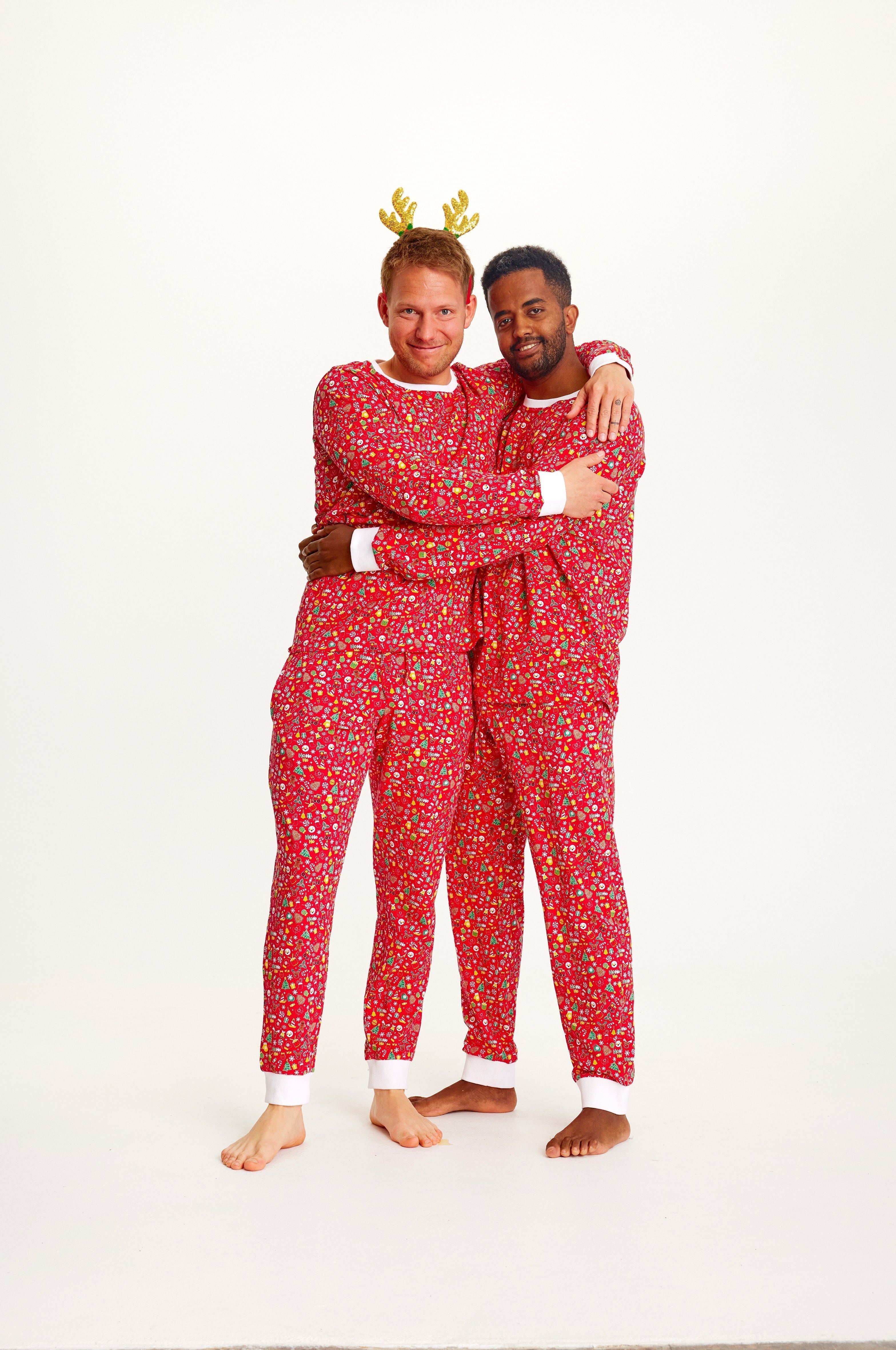 Un couple enlacé portant un pyjama de Noël rouge.