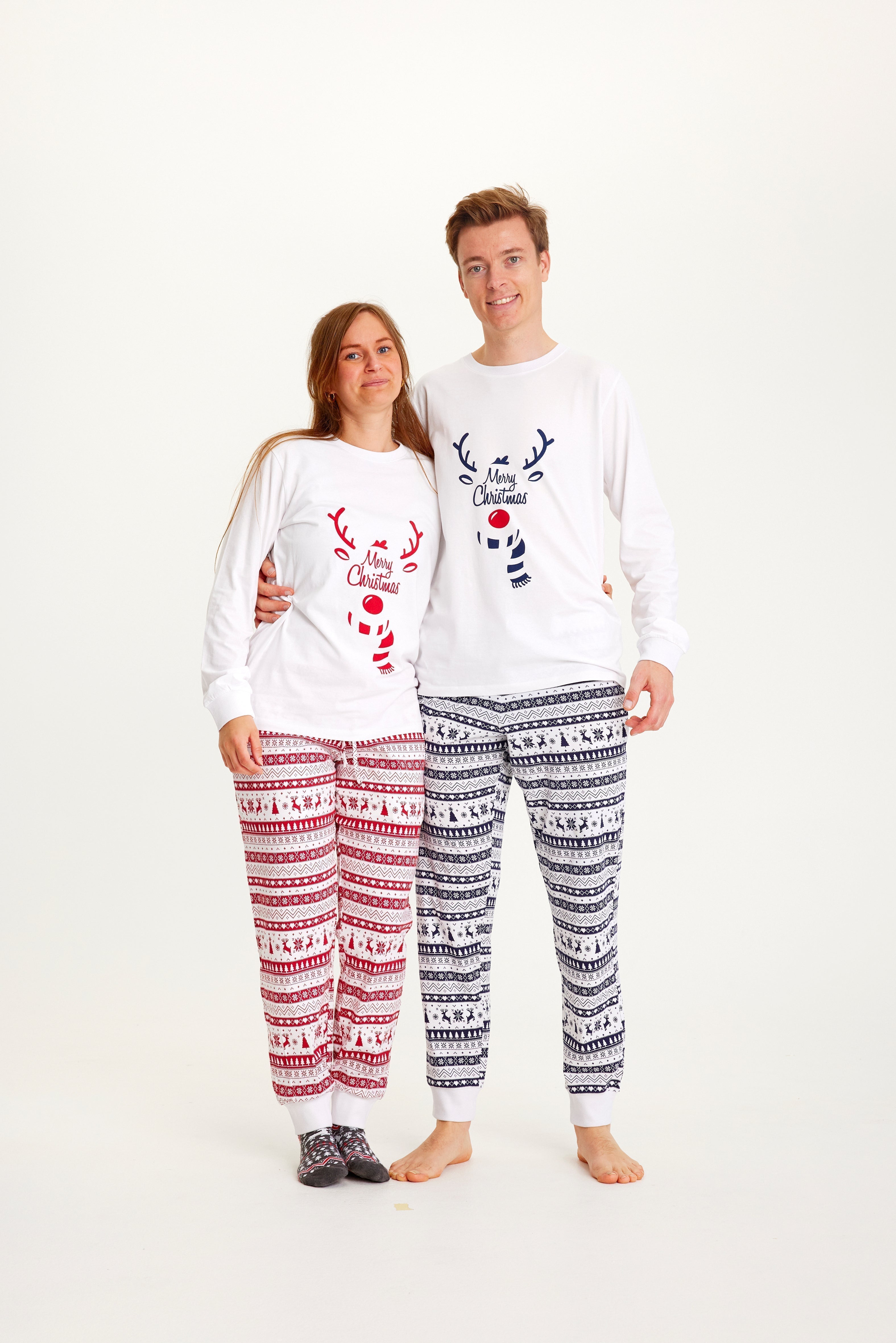 Un couple portant un pyjama de Noël blanc.