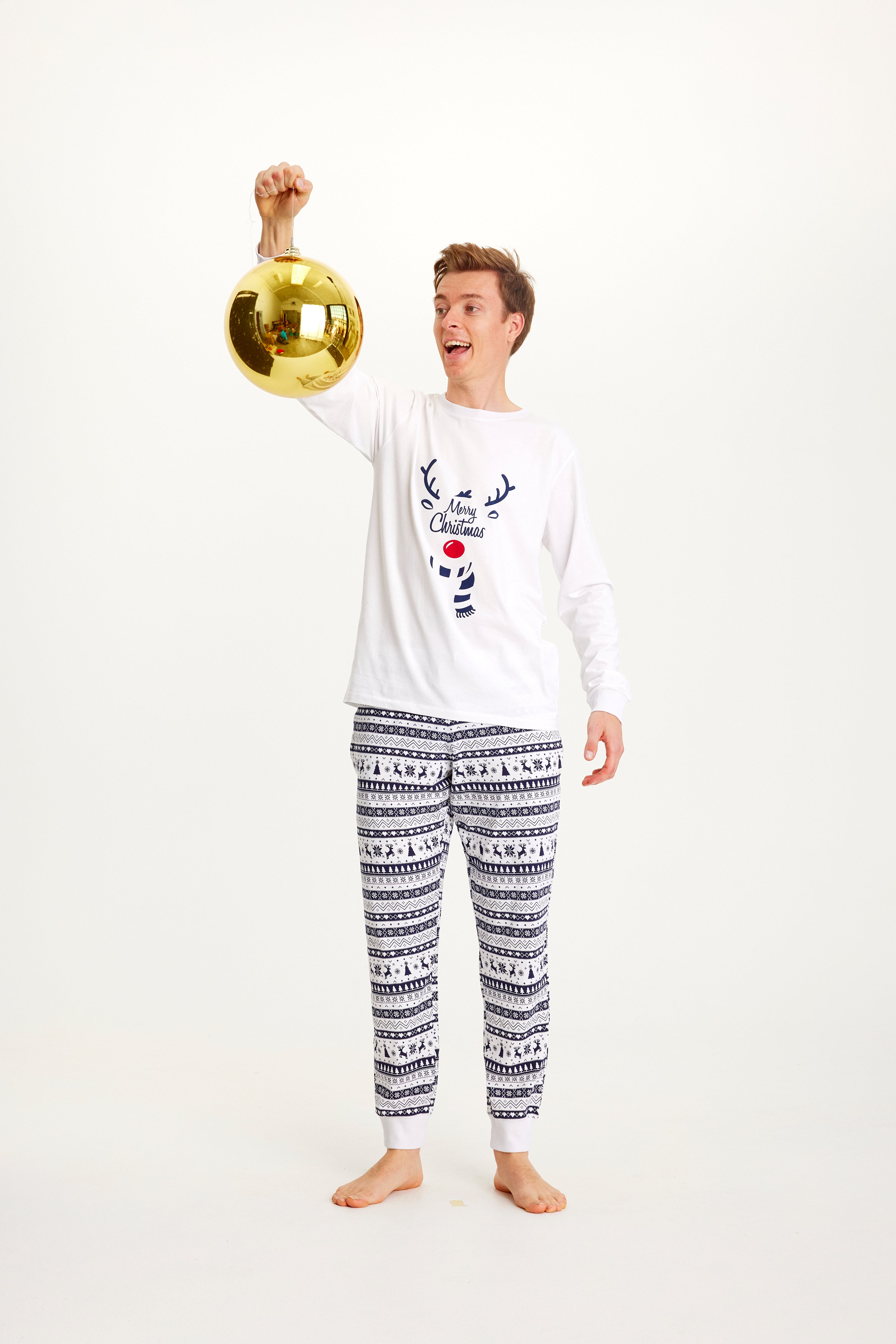 Un homme portant un pyjama de Noël blanc.