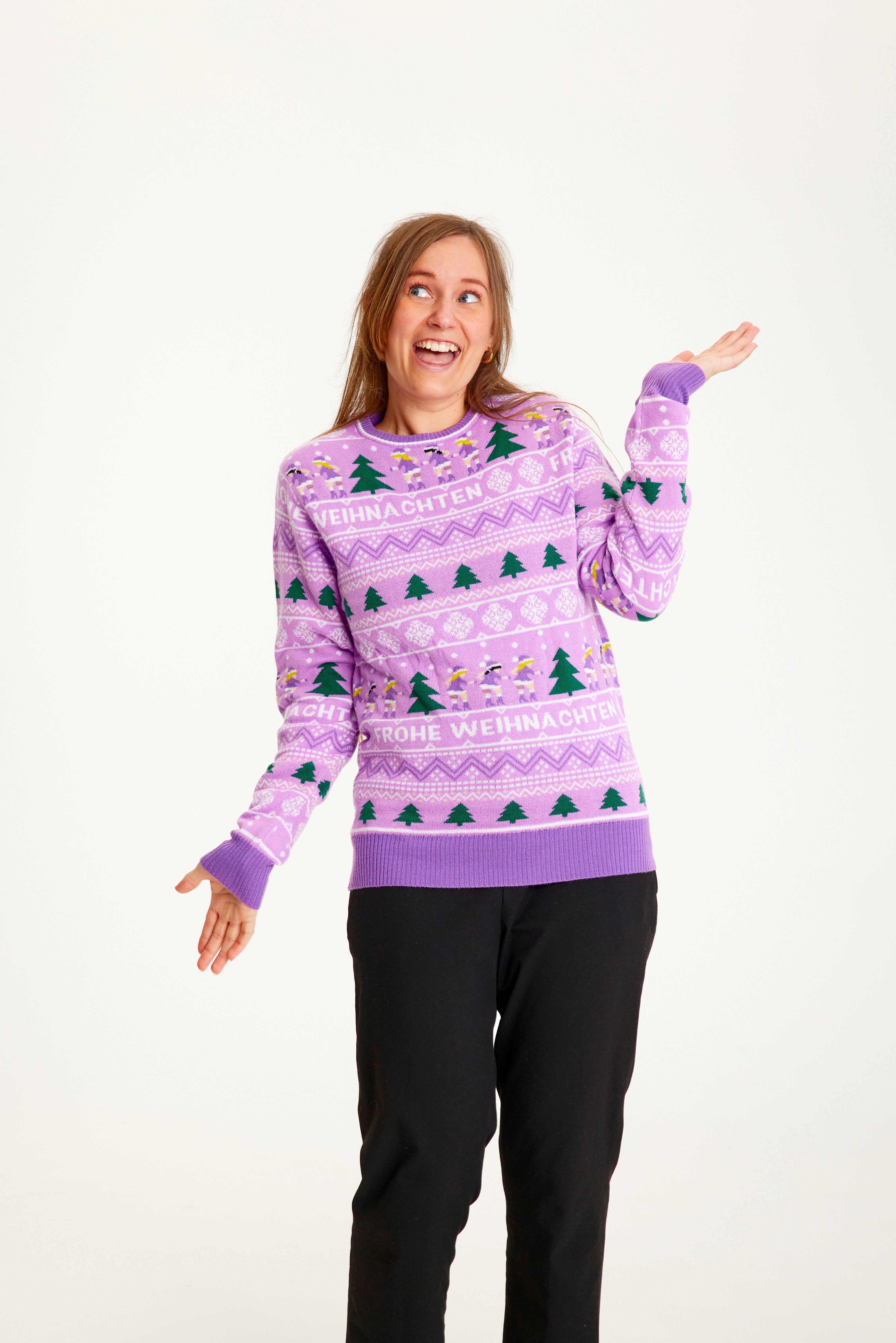 En kvinde i en lilla julesweater.