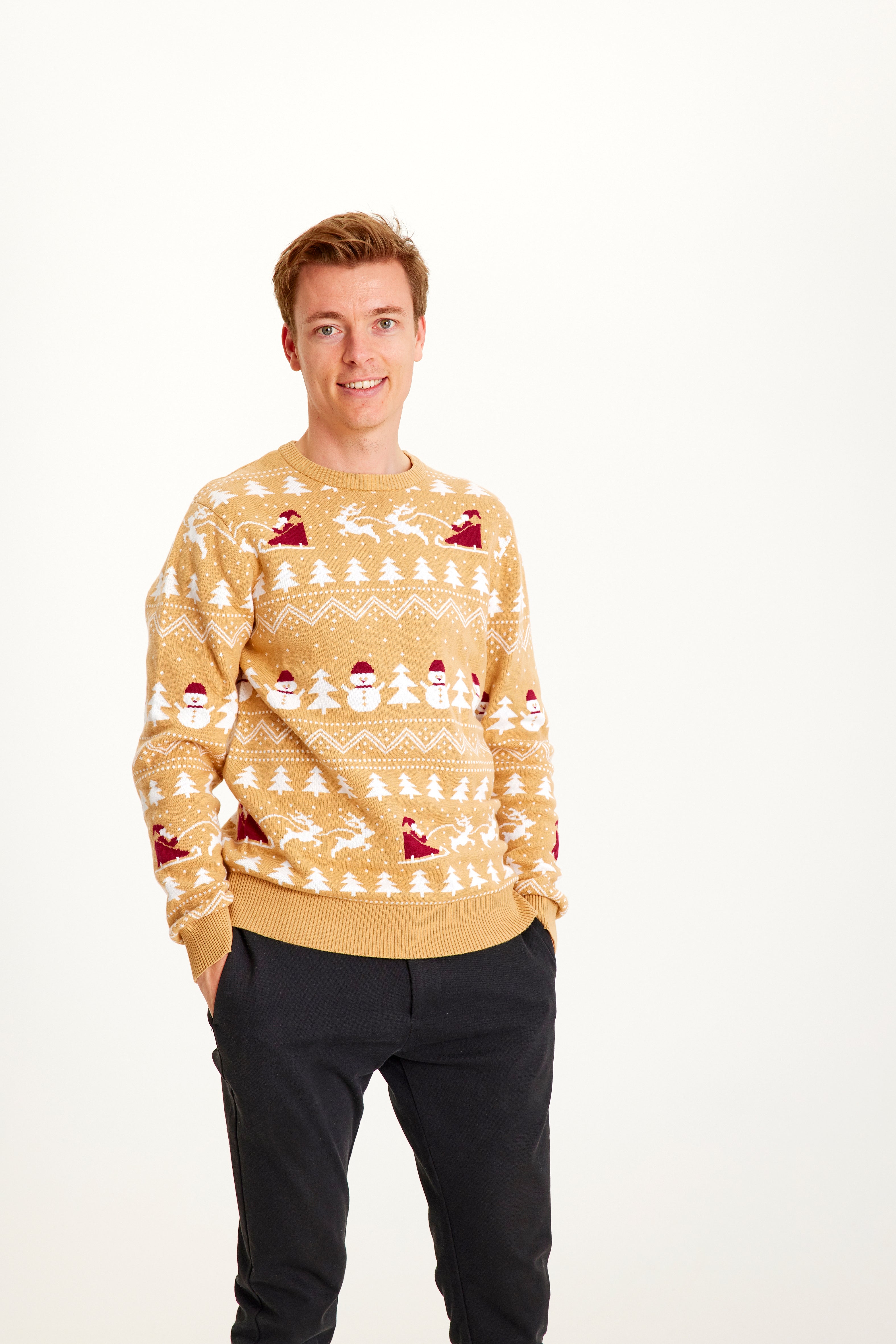 Un homme portant un pull de Noël beige.