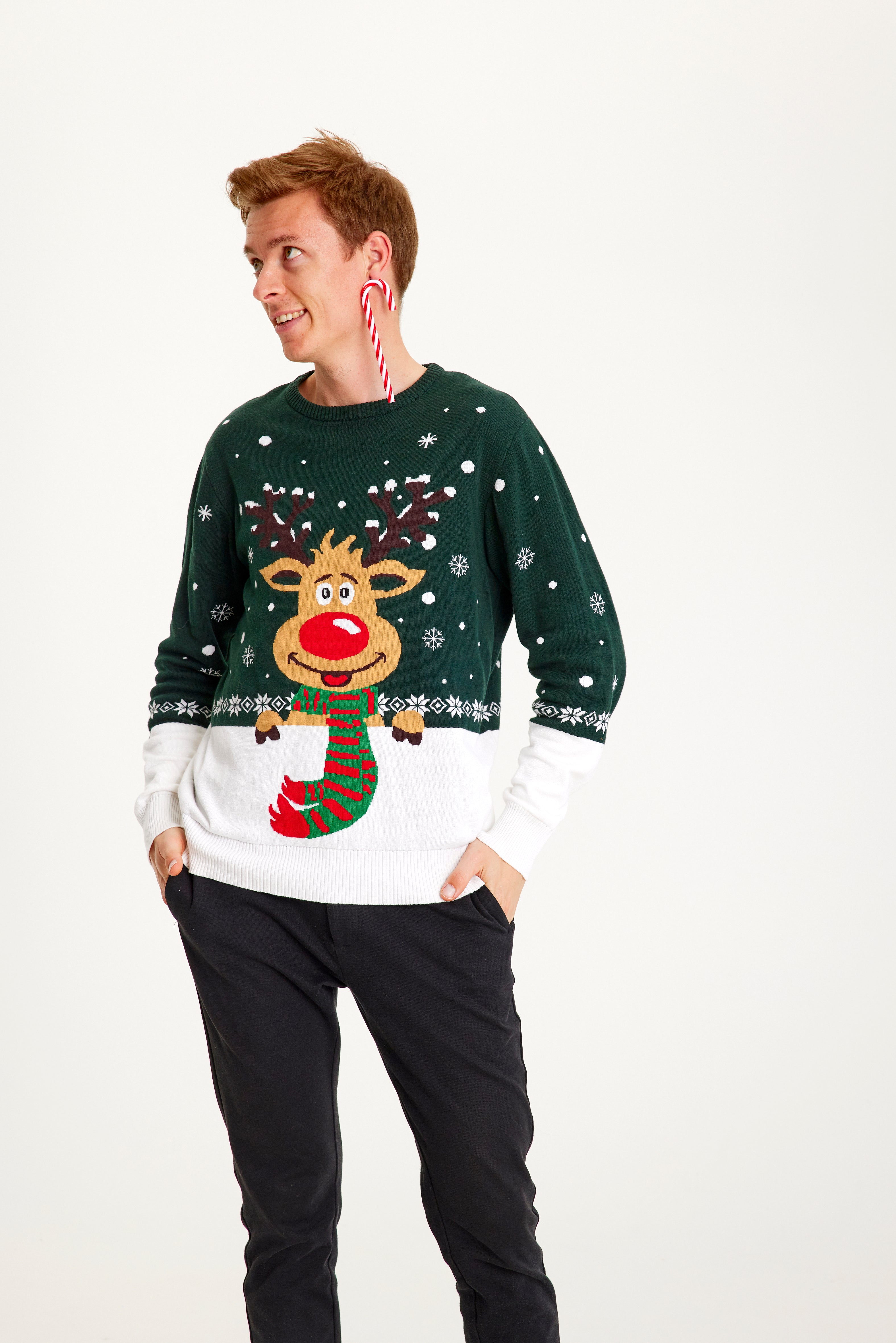 Un homme portant un pull de Noël vert et blanc avec Rudolph.