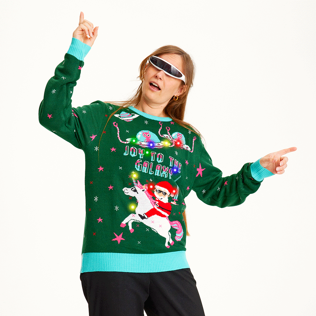 Une femme portant un pull de Noël vert avec la citation 