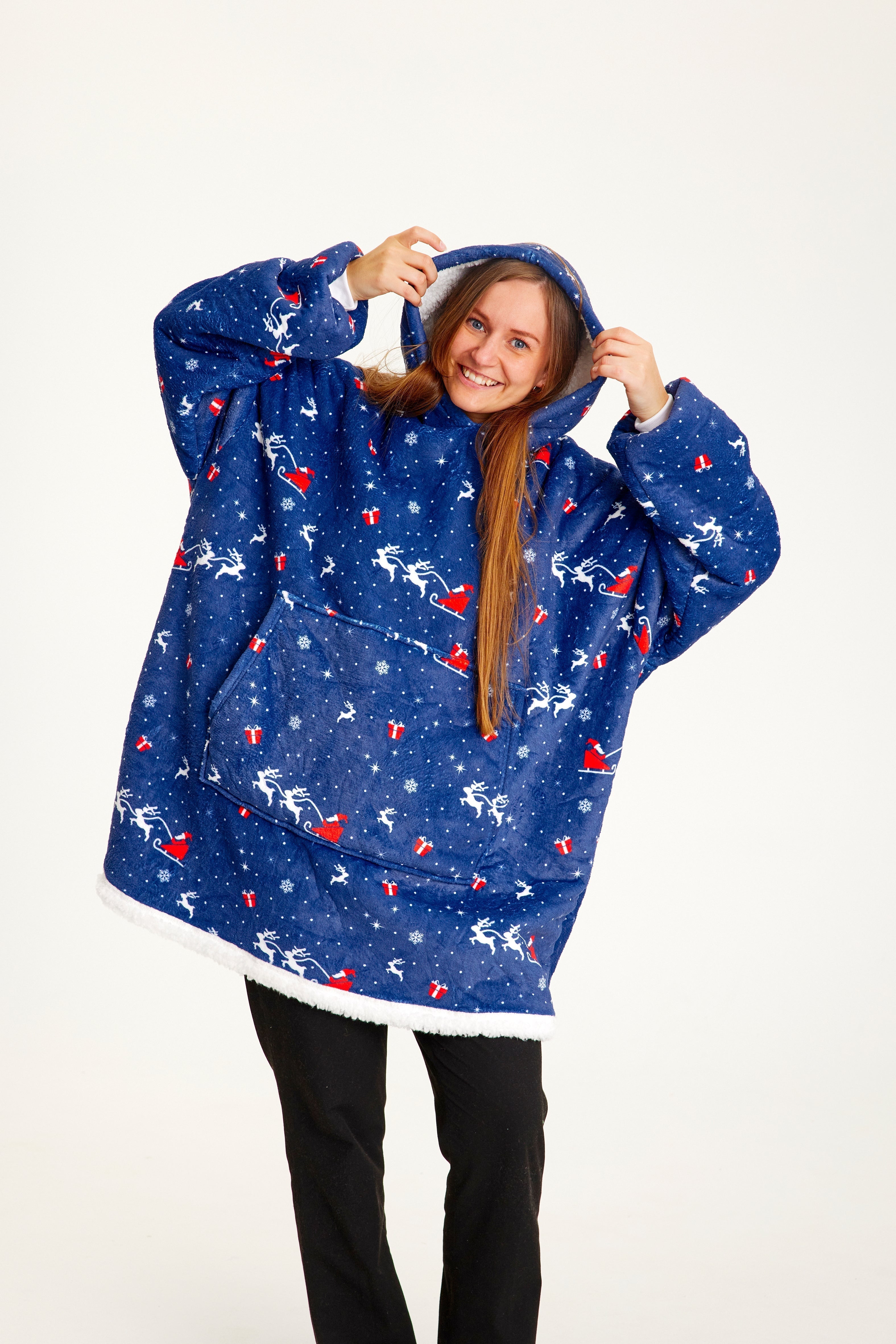 Une femme portant un sweat de Noël bleu.