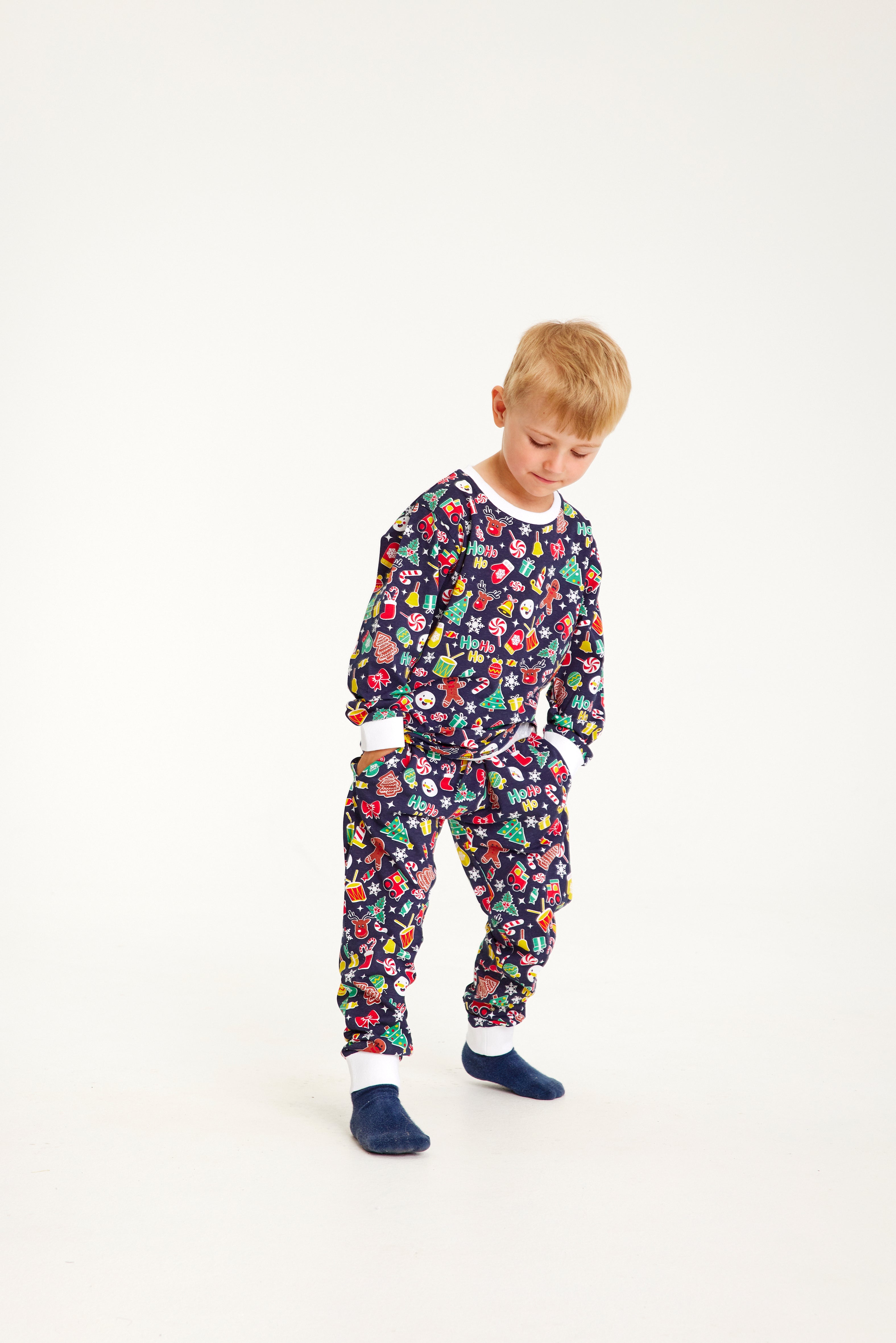 Un enfant portant un pyjama de Noël imprimé.