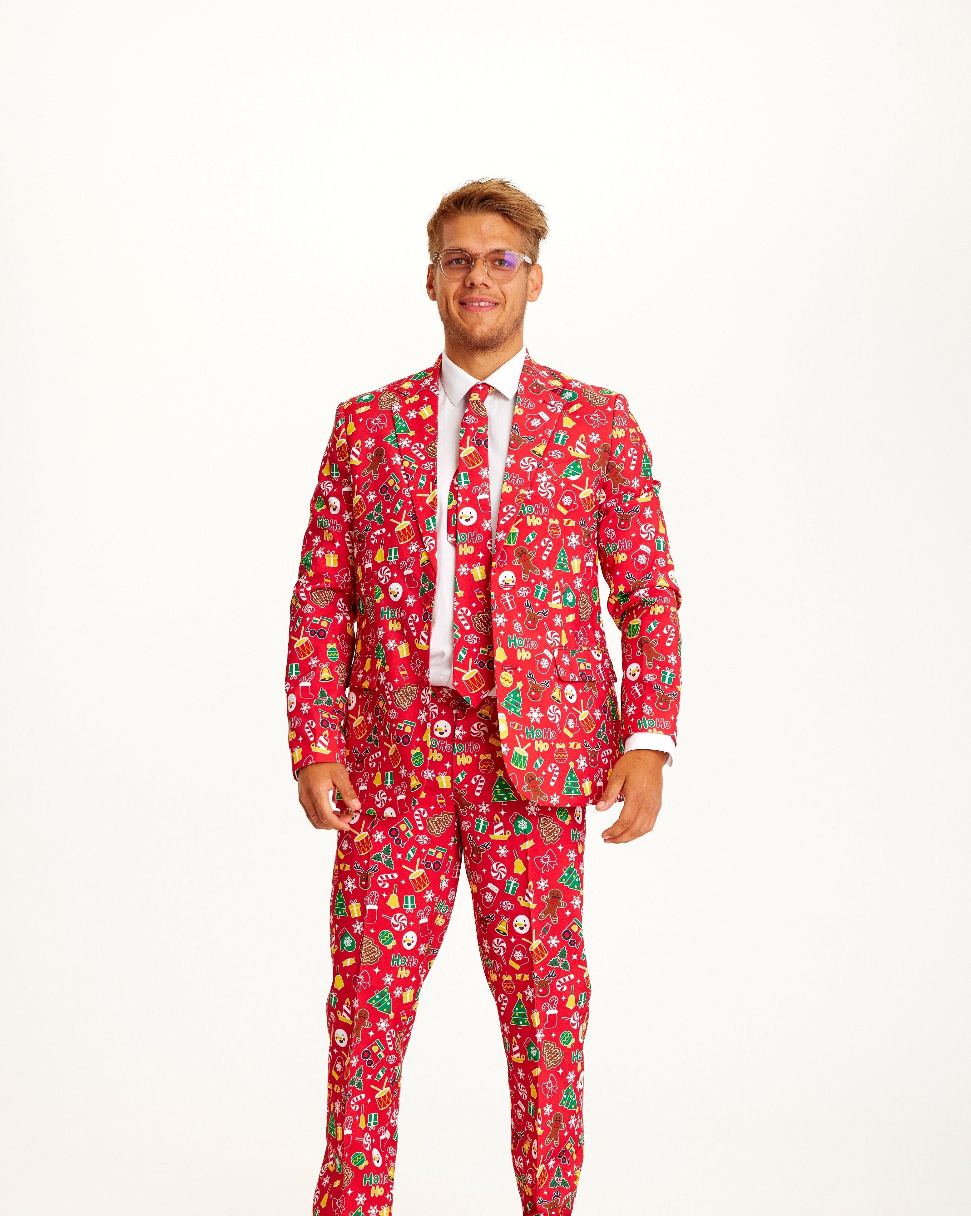 Un homme portant un costume de Noël rouge.