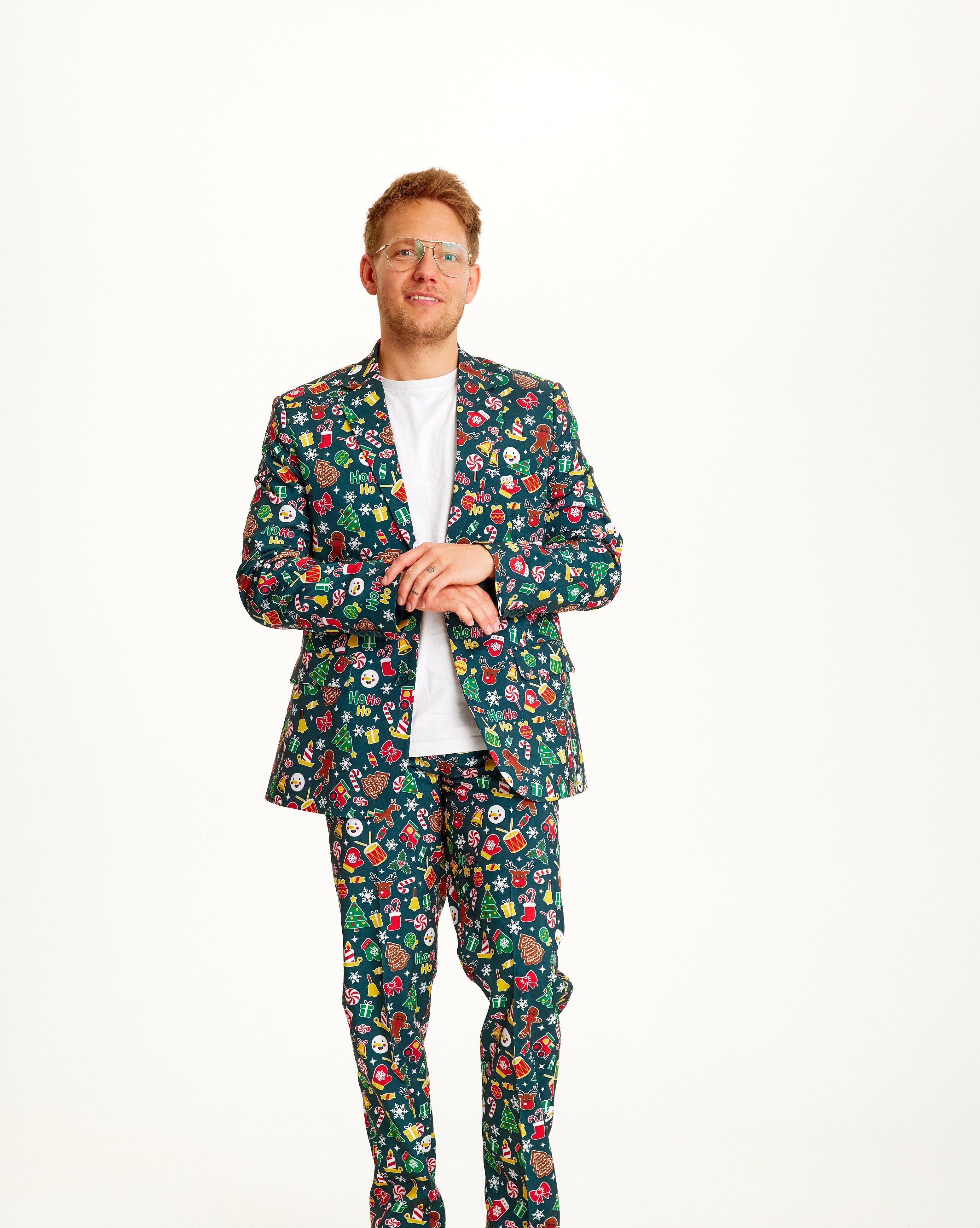 Un homme portant un costume de Noël vert.