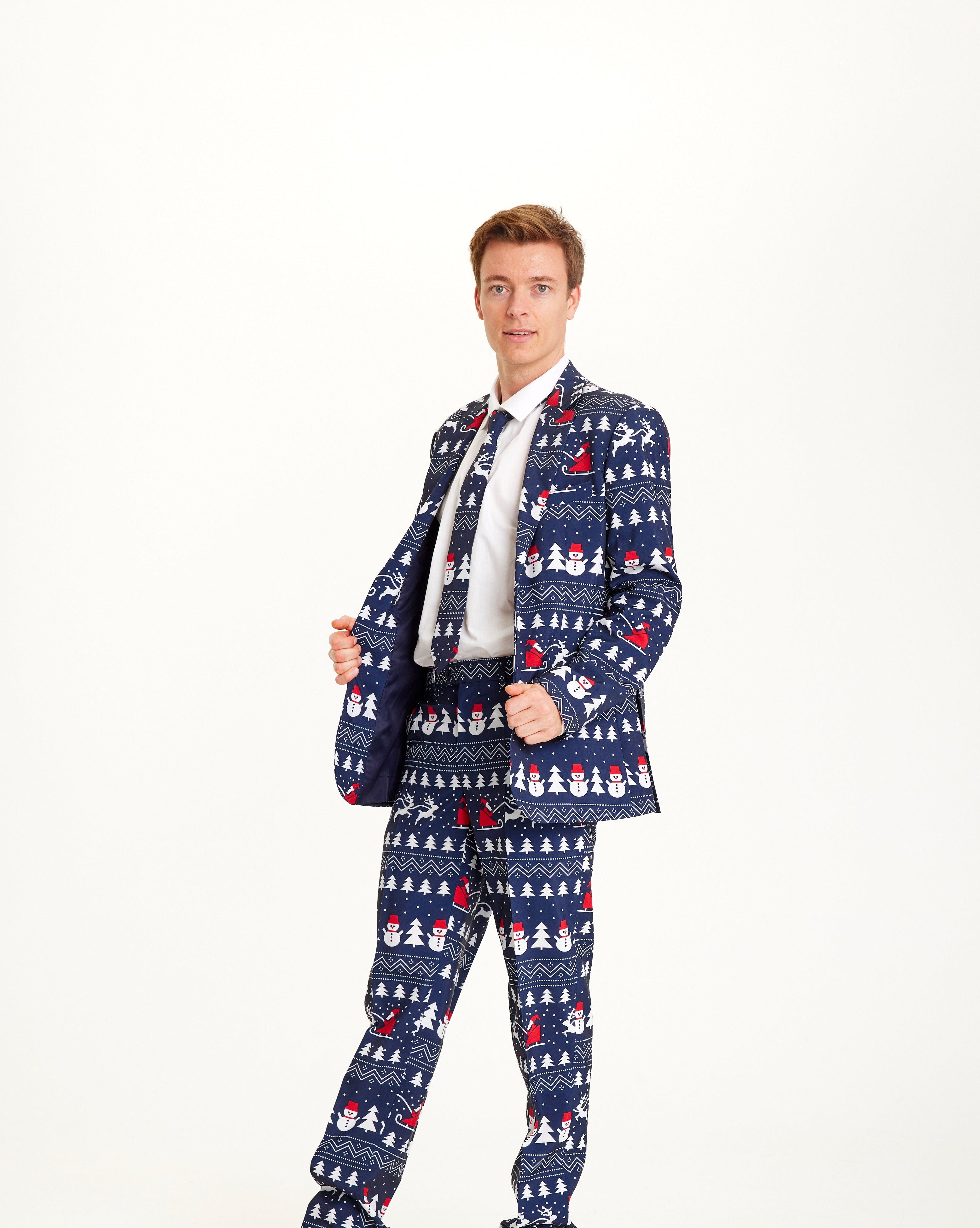 Un homme portant un costume de Noël bleu.