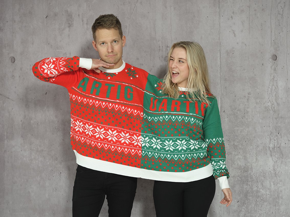 Un couple portant un pull jumelé rouge et vert.