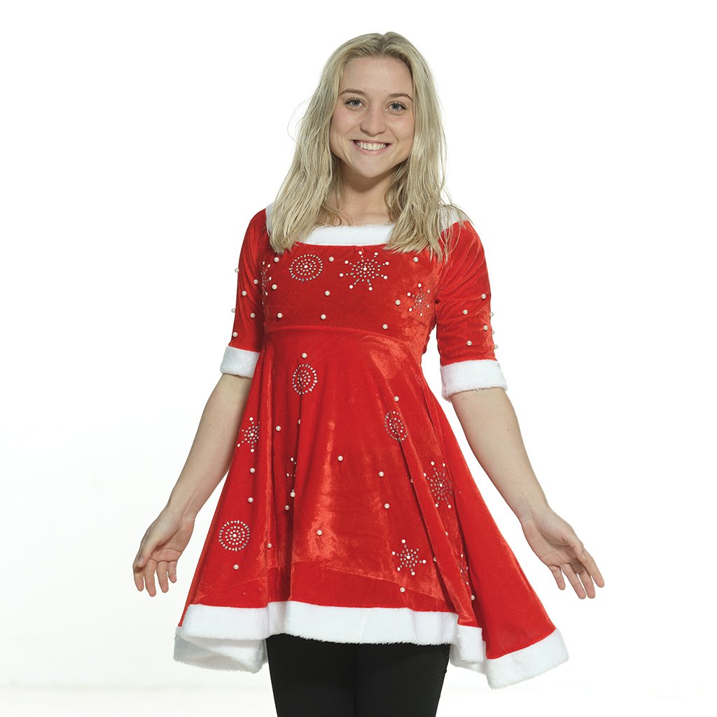 Une femme portant une robe de Noël rouge.