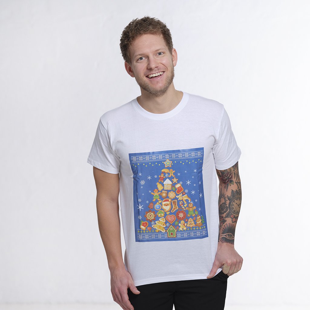 Un homme souriant portant un T-shirt blanc avec un imprimé de Noël bleu.