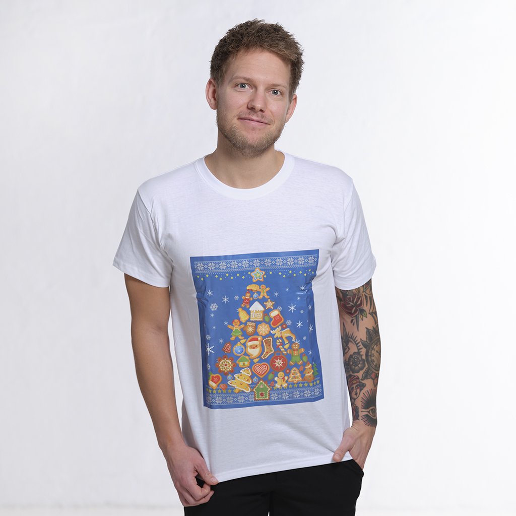 Un homme portant un T-shirt blanc avec un imprimé bleu de Noël.