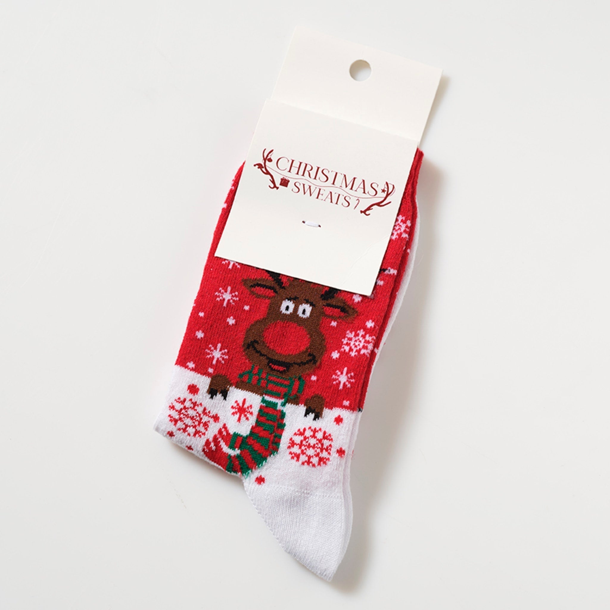 Een paar rode kerstsokken met Rudolph erop.